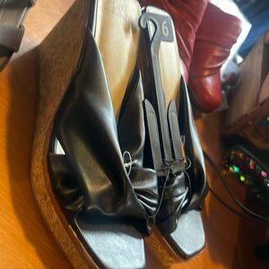 Time and True black wedges